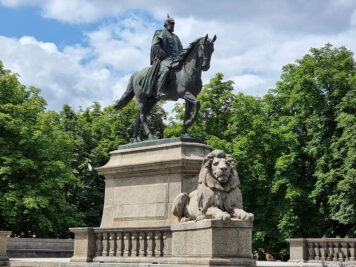 Equestrian statue on Karlsplatz