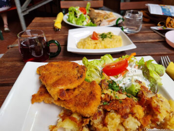 Plate schnitzel with frying catoffels