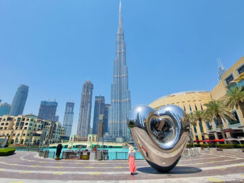 Blick auf den Burj Khalifa mit dem Dubai Steel Heart