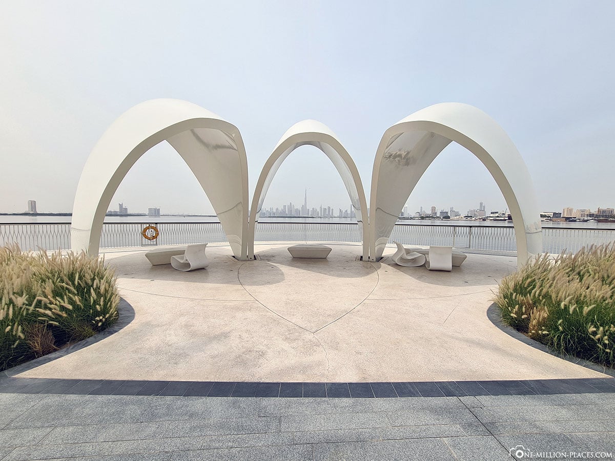 Torbögen, Uferpromenade, Dubai Creek Harbour, Statue