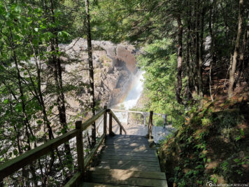 Der Wanderweg entlang der Wasserfälle