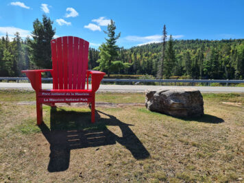 Roter Stuhl am Besucherzentrum