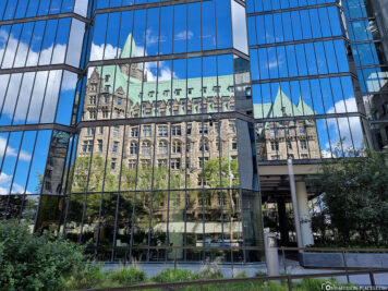 Mirroring the Confederation Building