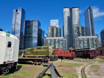 Ausstellung von Lokomotiven und Wagen
