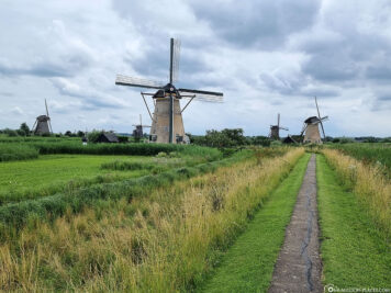The hiking trail along the windmills