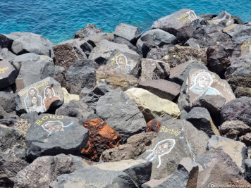 Künstlernamen auf den Steinen am Meer