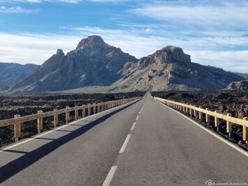 The road through the caldera