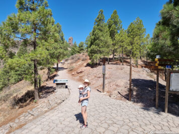 The hiking trail to Roque Nublo