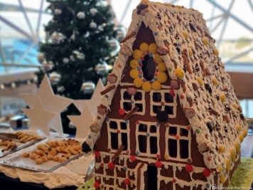 Gingerbread house & cookies