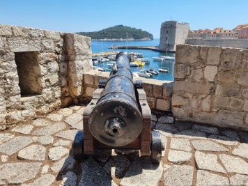 Kanone zum Hafen