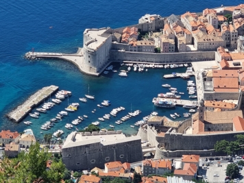 Die Stadtmauer am alten Hafen