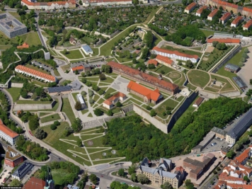 Luftaufnahme der Zitadelle Petersberg