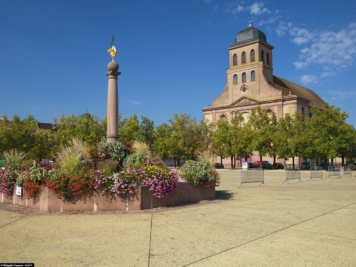 Place d'Armes-Général-de-Gaulle & Kirche St-Louis 