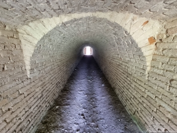 Tunnel durch Stadtmauer