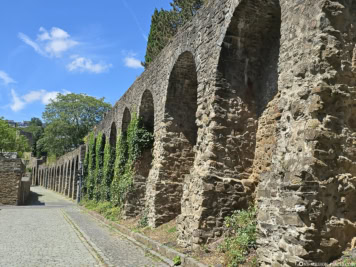 Mittelalterliche Stadtumwehrung mit Bogenpfeilern